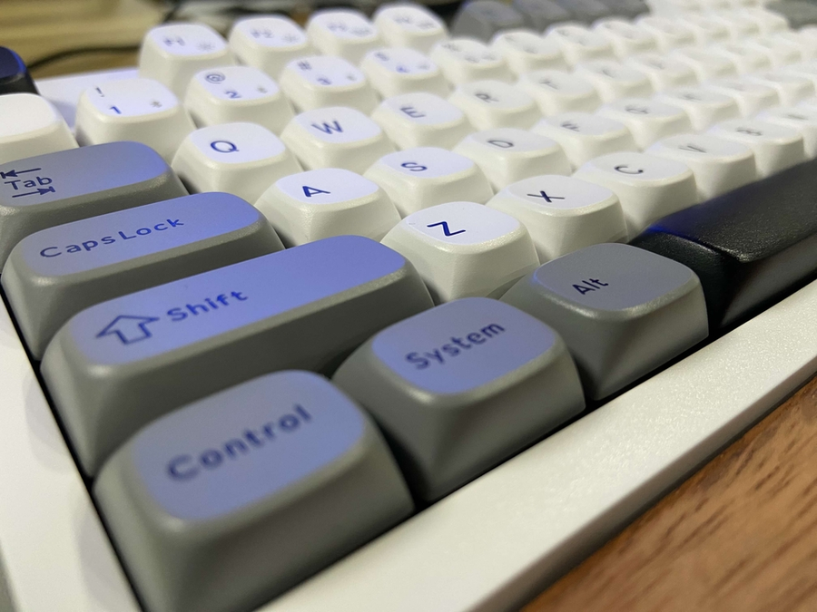 The packaging is excellent and looks very nice. It is very easy to use, featuring a typing sound that is crisp and clear without being too loud. The build materials feel premium and comfortable to the touch with a solid, substantial weight