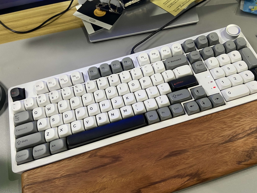 The packaging is excellent and looks very nice. It is very easy to use, featuring a typing sound that is crisp and clear without being too loud. The build materials feel premium and comfortable to the touch with a solid, substantial weight