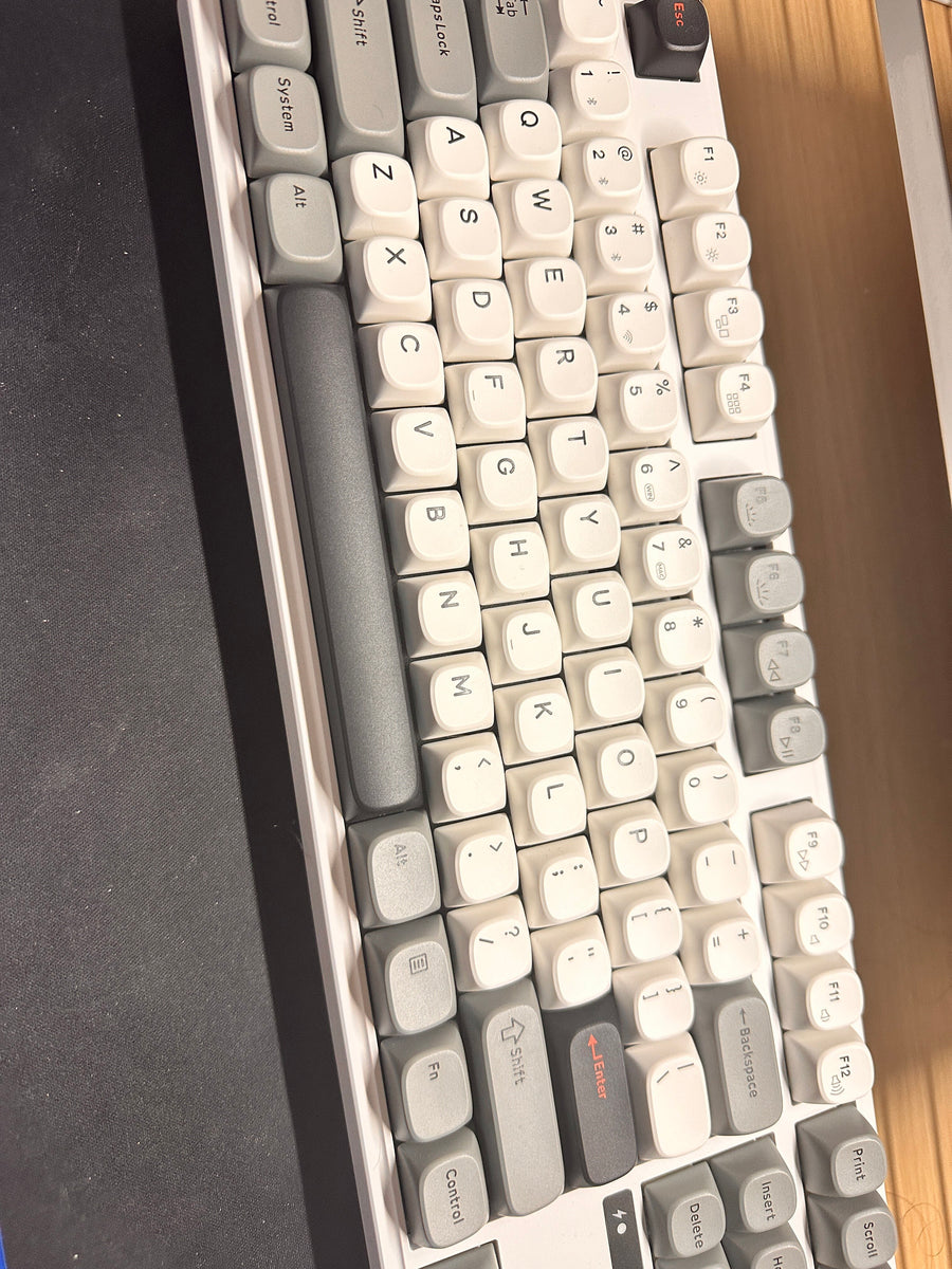 The design and material of the keyboard is very good, very textured. The connection speed is also very fast and smooth