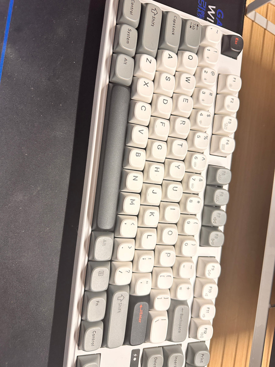 The design and material of the keyboard is very good, very textured. The connection speed is also very fast and smooth