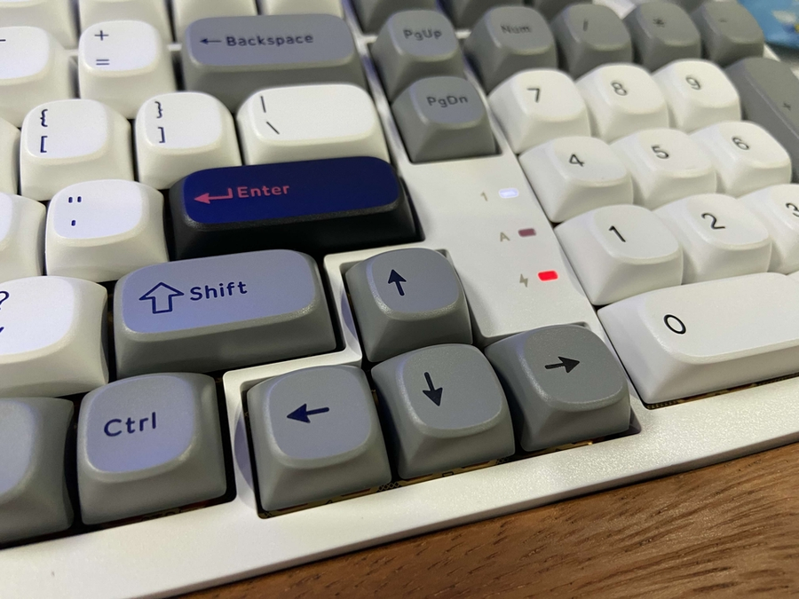 The packaging is excellent and looks very nice. It is very easy to use, featuring a typing sound that is crisp and clear without being too loud. The build materials feel premium and comfortable to the touch with a solid, substantial weight