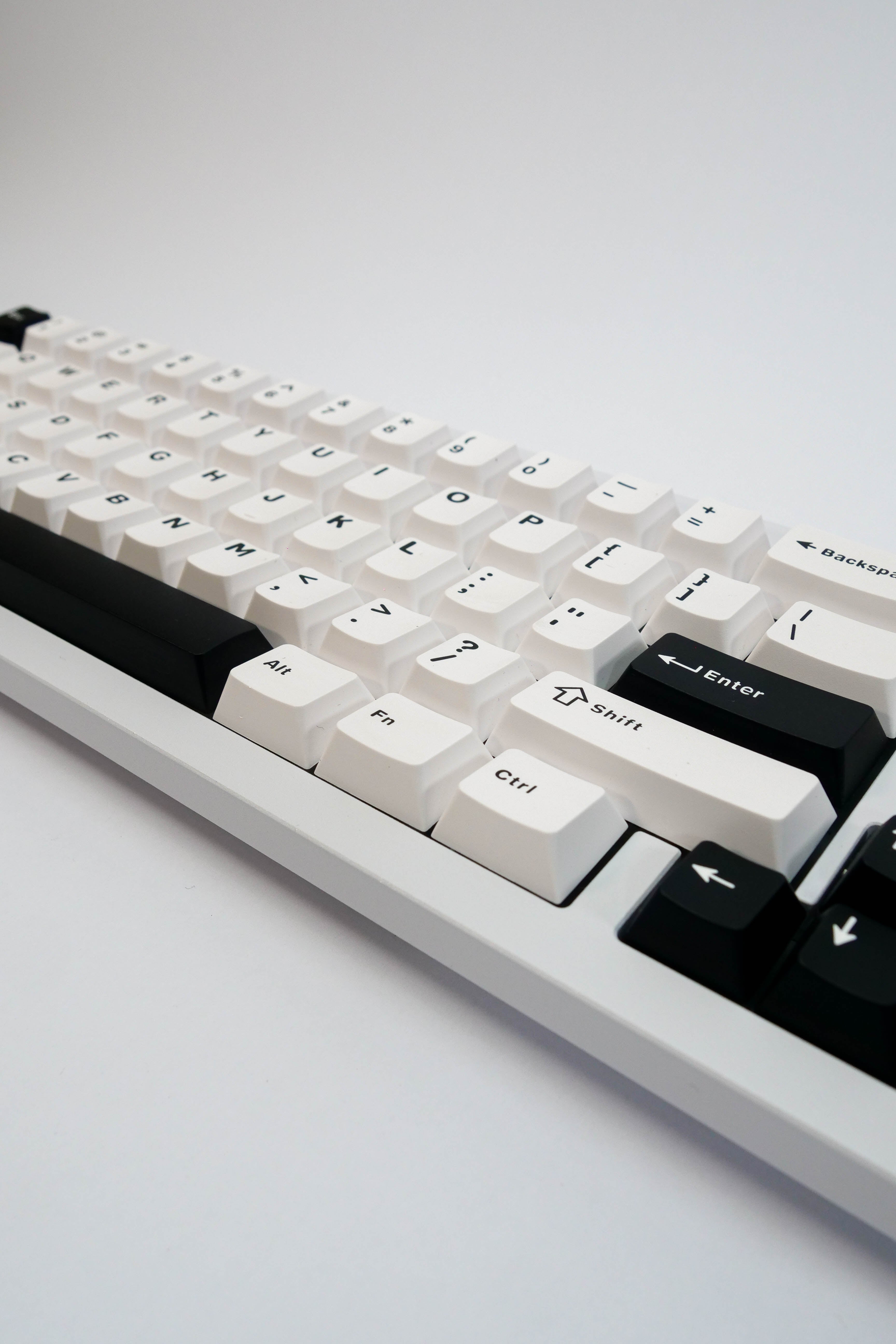 Ice Crystal White 65% Keyboard - Kerno Exclusive | Gasket Mount, Tri-mode Wireless - Kerno