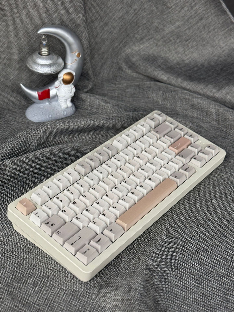 The 75-key aluminum alloy keyboard has a good overall texture and plenty of workmanship. it feels very crisp and refreshing