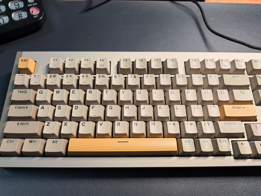 My previous blue switch keyboard lasted for ten years. This one doesn't have a tactile bump, but the sound is fuller and more refined. A small keyboard is essential for office work, so I wanted to get myself a new one.