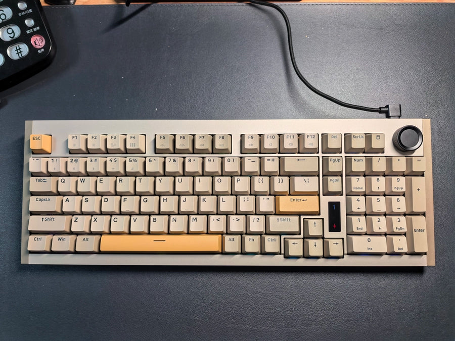 My previous blue switch keyboard lasted for ten years. This one doesn't have a tactile bump, but the sound is fuller and more refined. A small keyboard is essential for office work, so I wanted to get myself a new one.
