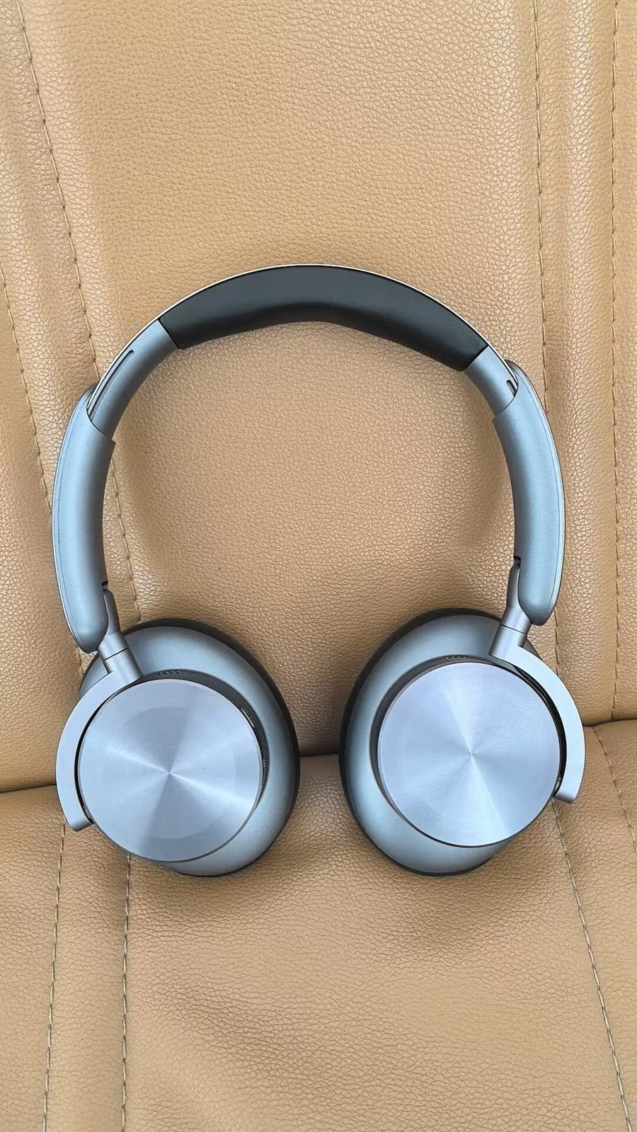 the headphones look great, the sound quality is great, the noise reduction effect is first-class, and you don’t feel tired after wearing them for a long time