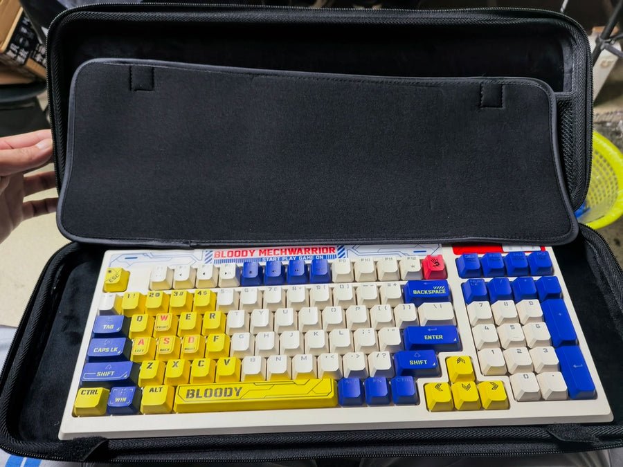 The full-size keyboard fits the Bloody B950 perfectly (it's wider than a standard keyboard). Measuring 39.5cm long, 17.5cm wide, and 4cm high, it fits just right. Excellent! Highly recommended!