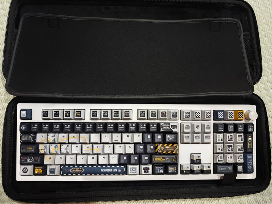 The storage box has a nice build quality and a large enough capacity to easily fit a 104- or 108-key keyboard. Most importantly, it doesn't look bulky despite its width, making it a worthwhile recommendation