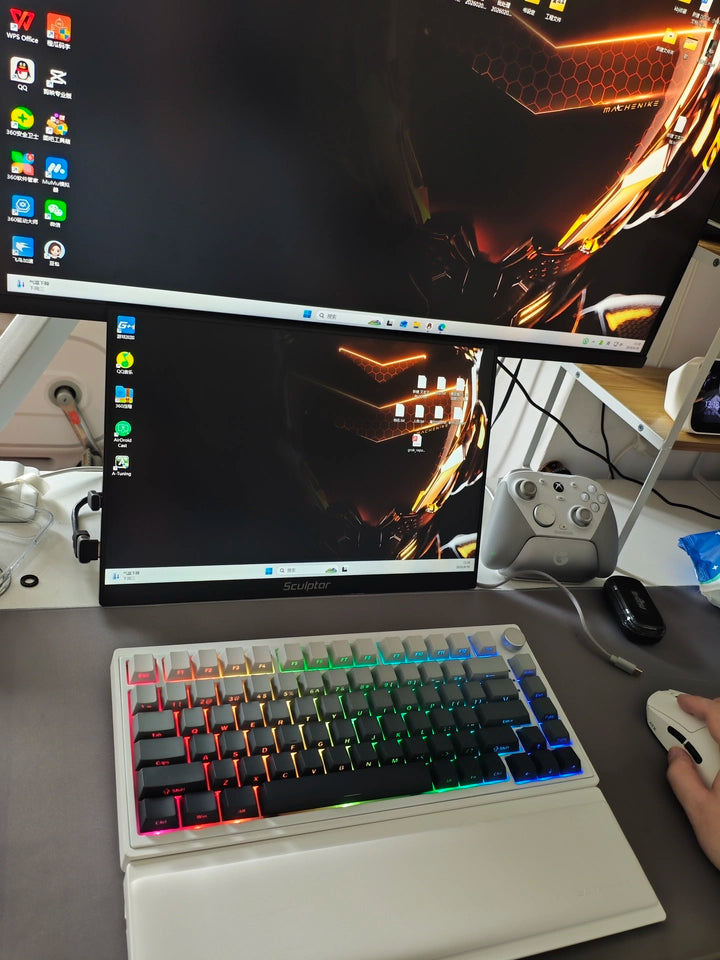 The dust cover combined with the wrist rest design is fantastic; it's the first time I've seen such an innovative mechanical keyboard. It exceeded my expectations in terms of both aesthetics and feel