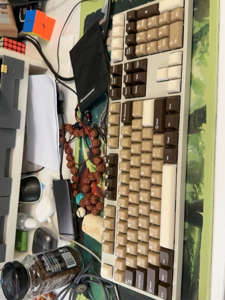 The color is like a latte, it even improves my mood at work, it's really great.