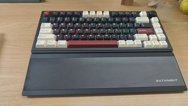 The build quality was amazing from the moment I opened it; it has a substantial weight to it, not at all cheap or flimsy. Typing is incredibly comfortable, and the sound is pleasant. The most delightful surprise is the flip-top wrist rest.