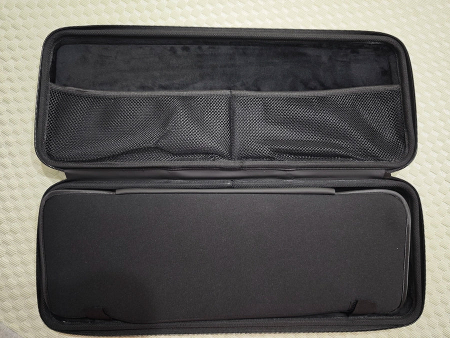 The storage box has a nice build quality and a large enough capacity to easily fit a 104- or 108-key keyboard. Most importantly, it doesn't look bulky despite its width, making it a worthwhile recommendation