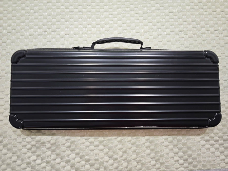 The storage box has a nice build quality and a large enough capacity to easily fit a 104- or 108-key keyboard. Most importantly, it doesn't look bulky despite its width, making it a worthwhile recommendation