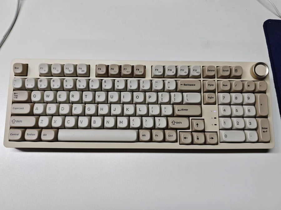 It works very well, runs smoothly, and the typing sound is pleasant and comfortable.