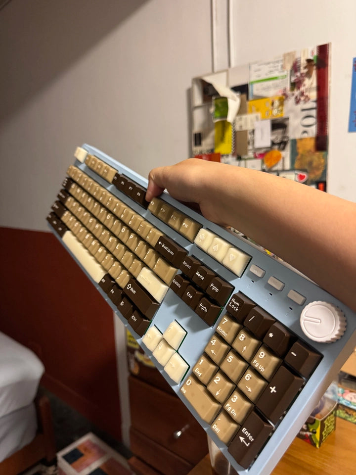 The keycaps have a great texture; the matte finish makes a brushing sound when scratched with your fingernail. They don't get oily easily, which is great! 👍🏻