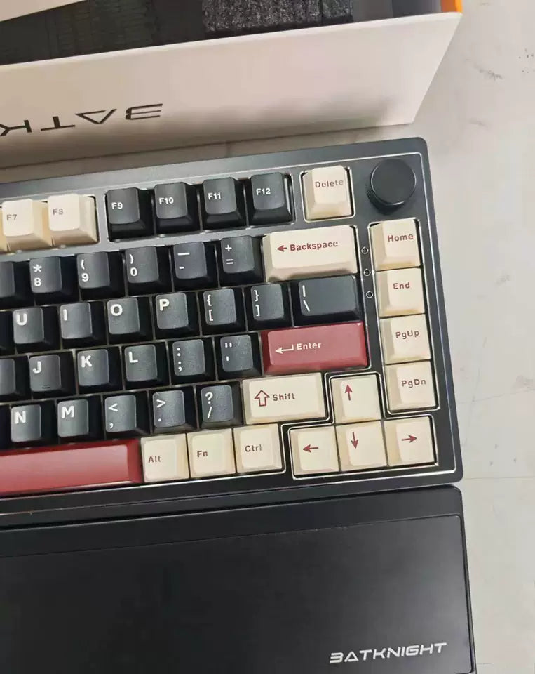 The build quality was amazing from the moment I opened it; it has a substantial weight to it, not at all cheap or flimsy. Typing is incredibly comfortable, and the sound is pleasant. The most delightful surprise is the flip-top wrist rest.