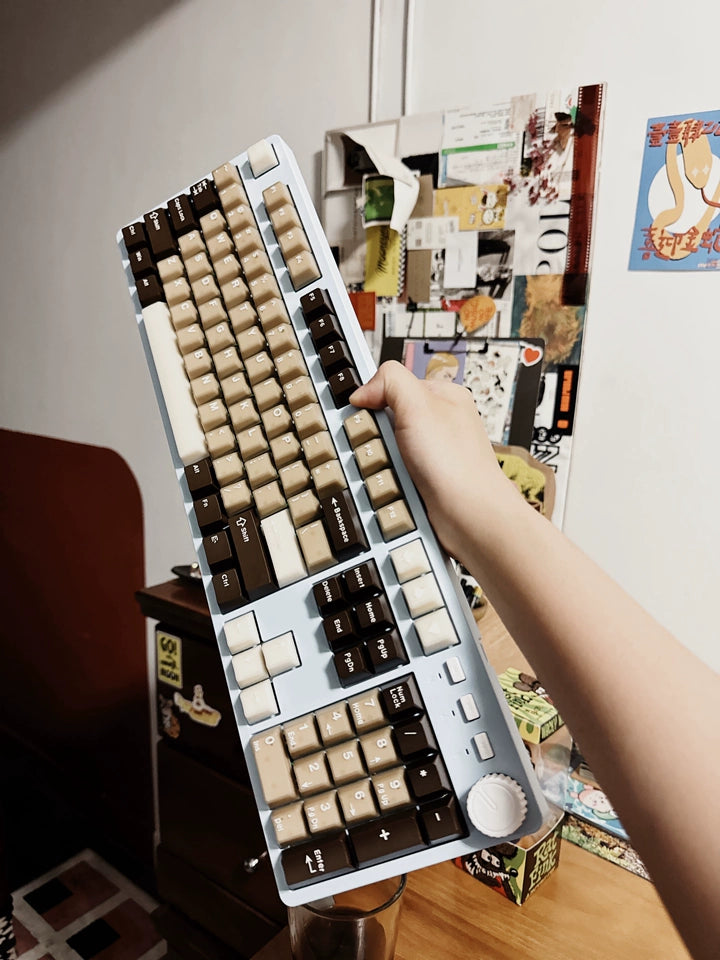 The keycaps have a great texture; the matte finish makes a brushing sound when scratched with your fingernail. They don't get oily easily, which is great! 👍🏻