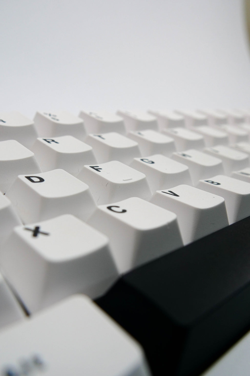Ice Crystal White 65% Keyboard - Kerno Exclusive | Gasket Mount, Tri-mode Wireless - Kerno