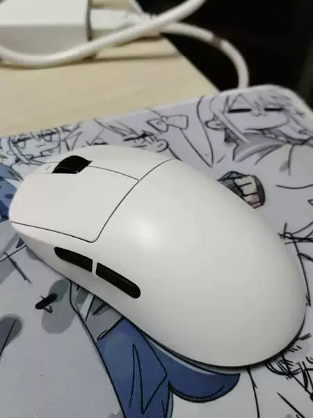 The mouse is well-made, flawless, and has a very comfortable grip without any discomfort. It's also very smooth, with four adjustable sensitivity levels. Highly recommended! Plus, it's inexpensive, making it excellent value for money!