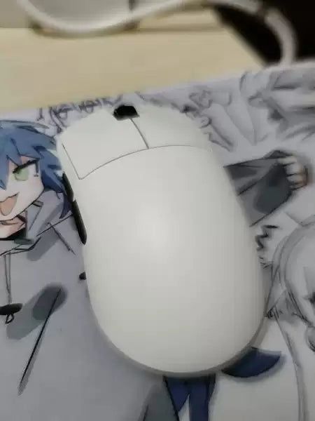The mouse is well-made, flawless, and has a very comfortable grip without any discomfort. It's also very smooth, with four adjustable sensitivity levels. Highly recommended! Plus, it's inexpensive, making it excellent value for money!