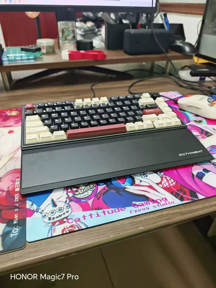  I truly think it's great value for money and have to write a positive review! First of all, the design is absolutely stunning. The black, white, and red color scheme is simple yet sophisticated. The keycaps feel very comfortable to the touch
