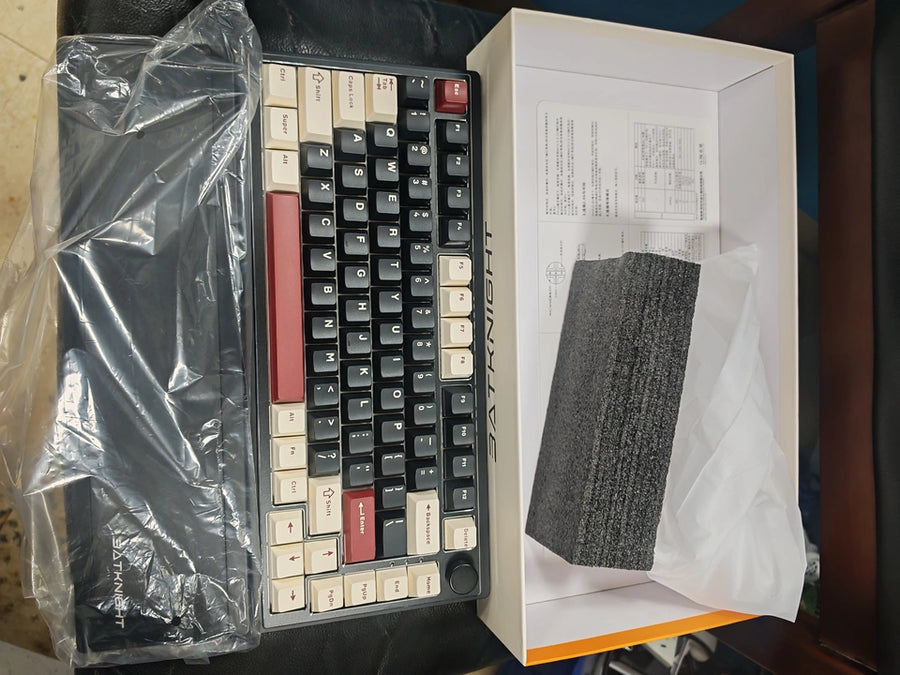 Overall, it exceeded my expectations. It's very competitive at this price point, and the design is unique! It's dustproof, can be used as a wrist rest, and can enter a smart sleep mode when the keyboard is covered