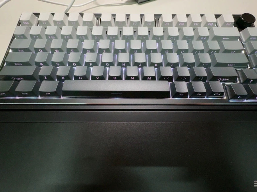 I’ve been using this keyboard every day and it has been a really comfortable experience. The keys feel smooth, the layout is practical, and the overall build feels much more solid than I expected for the price.
