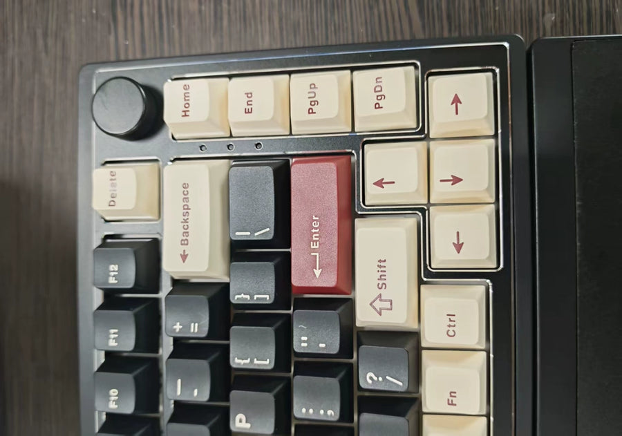 The keycaps feel comfortable and don't get greasy even after long periods of typing. The side backlight is perfect for nighttime use, and the volume control knob in the upper right corner is very convenient